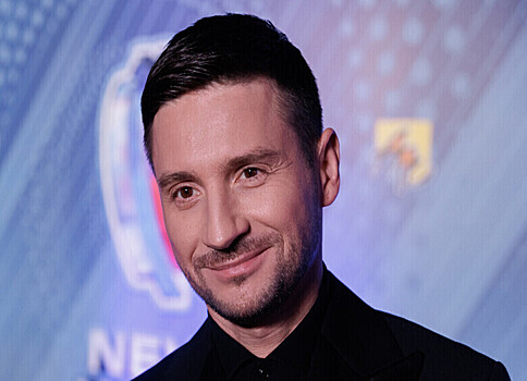 Лазарев показал беззубую дочь в образе зайца на новогоднем утреннике