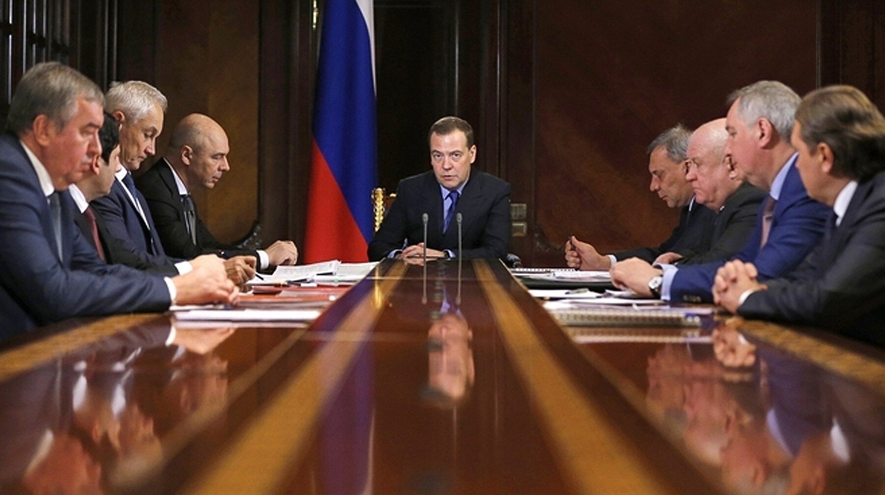 Медведев посоветовал «Роскосмосу» работать, а не болтать о полетах на Луну