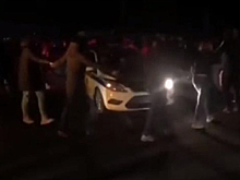 Россияне извинились перед полицией за хоровод вокруг машины ГИБДД