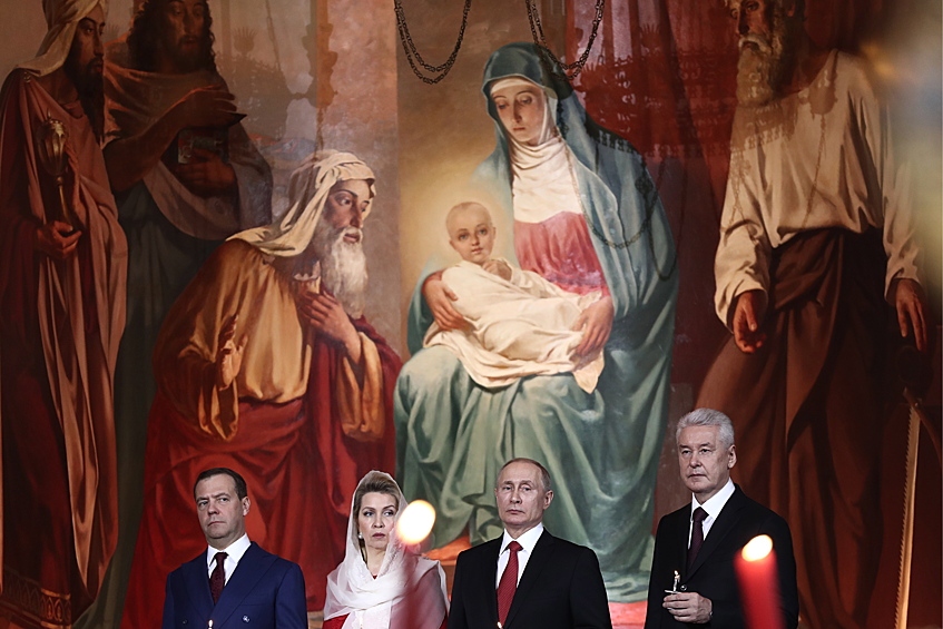 Президент Владимир Путин и премьер-министр Дмитрий Медведев с супругой Светланой приехали на пасхальное богослужение в храме Христа Спасителя. 