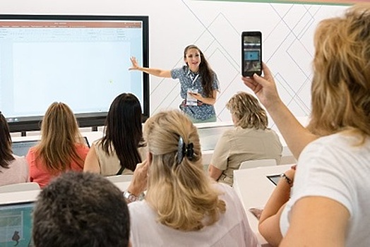 Власти столицы выдали гранты педагогам за создание интерактивных курсов для МЭШ