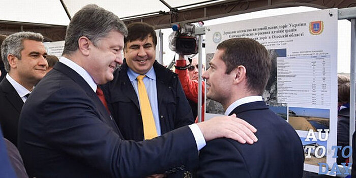 Порошенко пообещал, что трассу Одесса-Рени отремонтируют в 2018 году