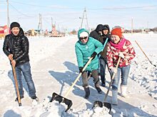 Жители Жиганска очистили стадион от снега