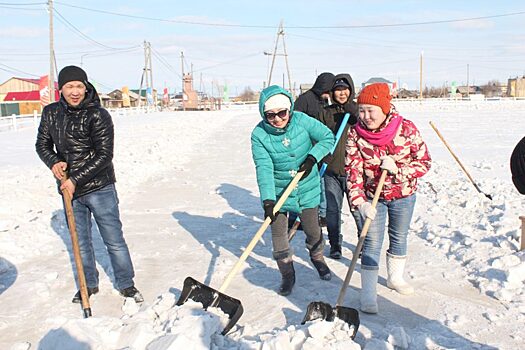 Жители Жиганска очистили стадион от снега