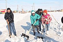 Жители Жиганска очистили стадион от снега