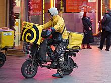 В России нашли решение проблемы хаотичной езды курьеров на велосипедах