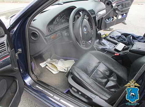 Нервничали и пытались шутить: в Тольятти обнаружили гашиш у двух гостей города на ВMW