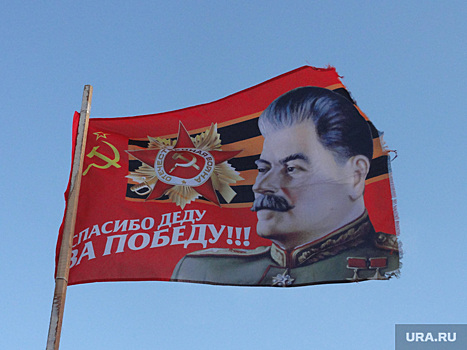В Москве продают шаурму от Сталина. На раздаче — сотрудники НКВД