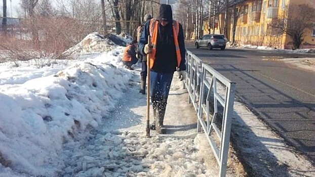 В Кирове продолжают «вскрывать» тротуары от наледи