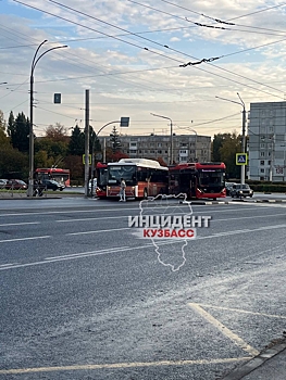 Автобус и троллейбус столкнулись на кольце в Кемерове