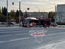 Автобус и троллейбус столкнулись на кольце в Кемерове