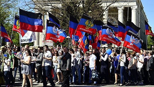 На первомайское шествие в Донецке вышли более восьми тысяч человек