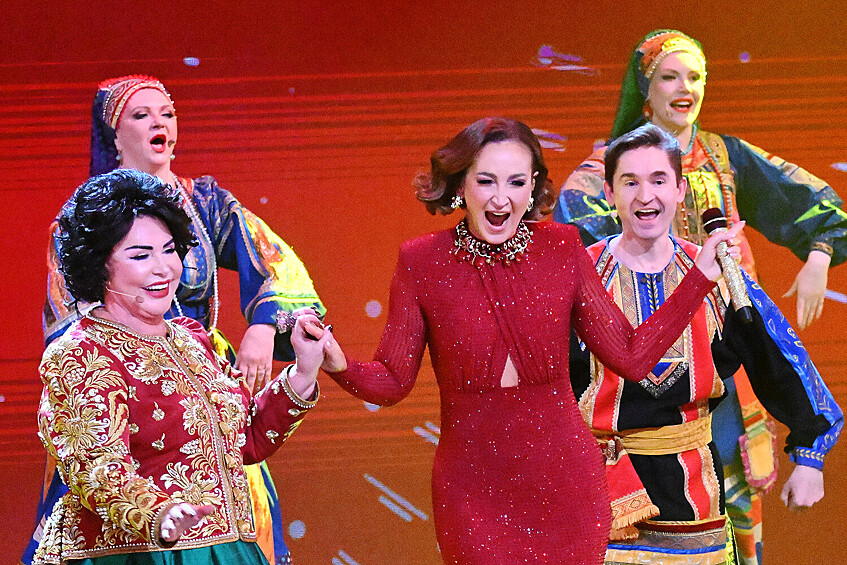 Ольга Бузова и Надежда Бабкина выступают в шоу «Надежда Бабкина. Юбилей, который пошел не так» в постановке Дмитрия Петруня и Максима Лахно в Московском государственном академическом театре «Русская песня», 2025 год