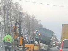 На Южной окружной спустя сутки снимают с отбойника рейсовый автобус