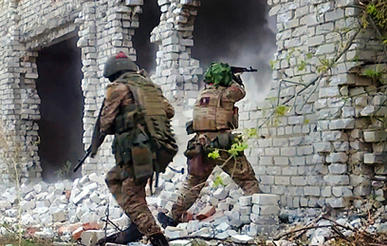 Российские военные выдавливают противника из городских кварталов Красноармейска