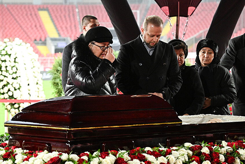 Родственники на церемонии прощания с футболистом «Спартака» Никитой Симоняном на стадионе «Лукойл Арена» в Москве, 27 ноября 2025 года