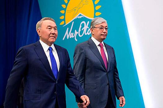 Назарбаев пытается решить дилемму, как передать власть Токаеву, в то же время оставив ее у себя