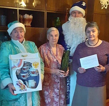 Представители соцзащиты поздравили жительницу Выхина-Жулебина с юбилеем