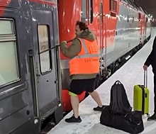 Пассажиры поезда в Нижний Новгород не могли попасть внутрь из-за замерзшей двери