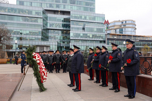 В Москве у памятника «Благодарная Россия – солдатам правопорядка, погибшим при исполнении служебного долга» делегация МВД России почтила память своих коллег