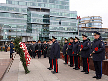 В Москве у памятника «Благодарная Россия – солдатам правопорядка, погибшим при исполнении служебного долга» делегация МВД России почтила память своих коллег
