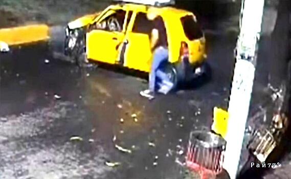 Автомобилист неожиданно покинул салон неуправляемой легковушки