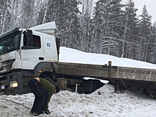 Фура с прицепом закопалась на "Скандинавии" в Выборгском районе