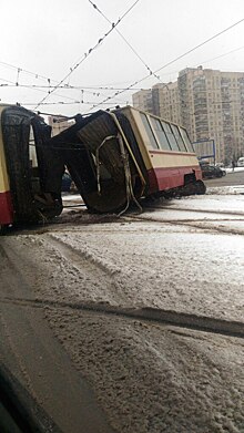 Петербургский трамвай разорвало пополам: фото