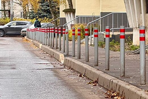 В шести дворах Старого Крюково установили болларды для безопасности пешеходов