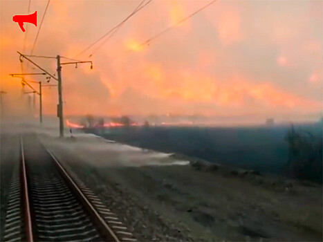 Пожары на Дальнем Востоке: в Приморье поезд прорвался сквозь стену огня и дыма (ВИДЕО)