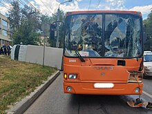Грузовой автомобиль и автобус столкнулись в Нижнем Новгороде