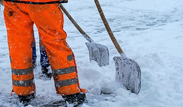 Политолог раскритиковал Смольный за некачественную уборку снега в центре Петербурга