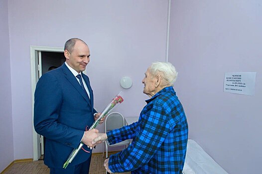 Губернатор Оренбуржья Паслер навестил ветеранов ВОВ в областном госпитале