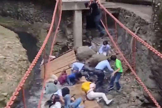 В Мексике обрушился подвесной мост, на котором находились десятки людей