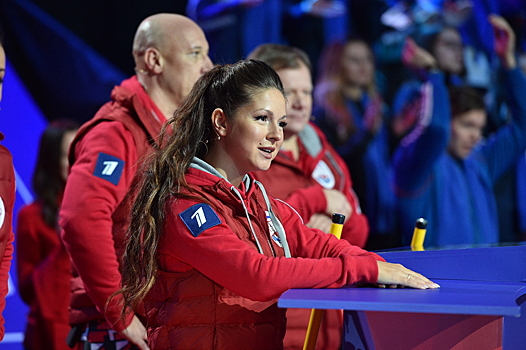 Молодые мамы Нюша и Мария Кожевникова встретились на льду: смотрим фото со съемок шоу «Русский керлинг»