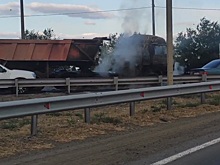 В Оренбурге на объездной дороге загорелся грузовой автомобиль