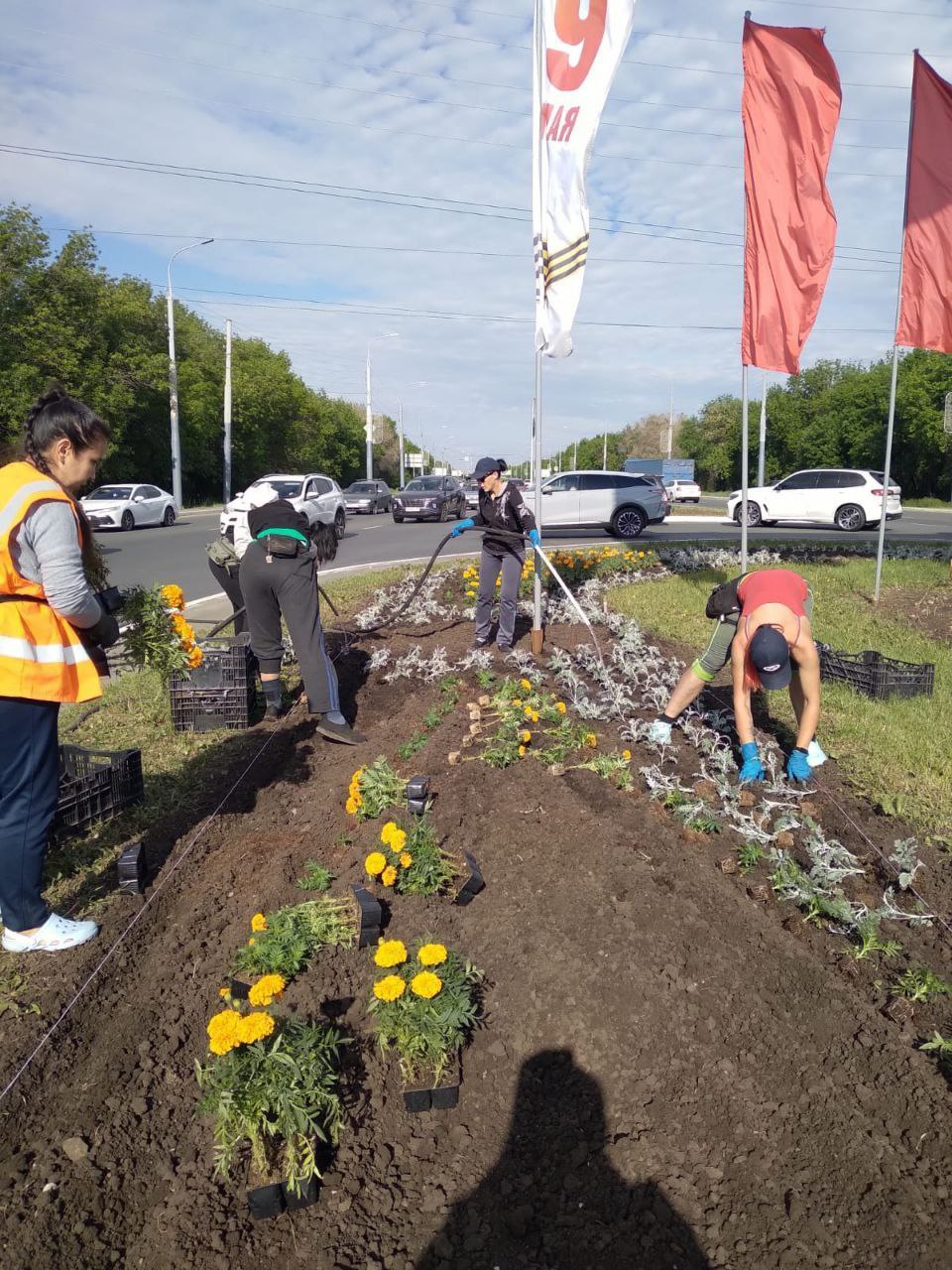 Краски лета: в Оренбурге начинают «расцветать» городские клумбы