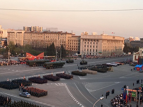 Девушке стало плохо во время репетиции парада Победы на площади Ленина