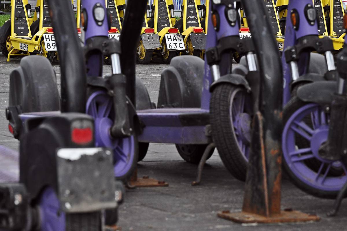 У московского метро выстроили полосу препятствий из электросамокатов