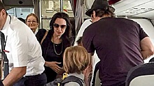 Семейство Джоли-Питт летает эконом-классом