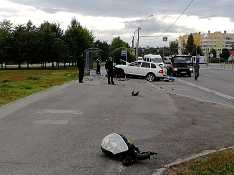 В Петербурге Porsche едва не снес троллейбусную остановку