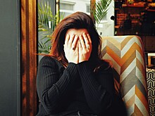 Почему может отекать лицо