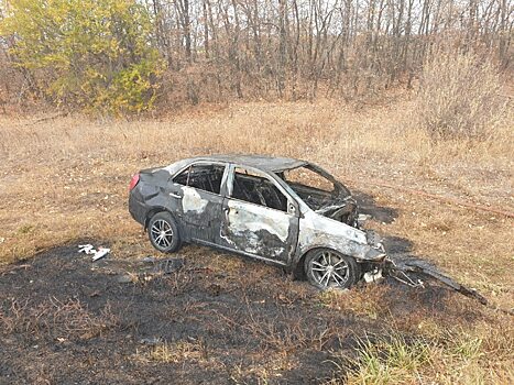 Geely сгорела в столкновении с Skoda под Саратовом