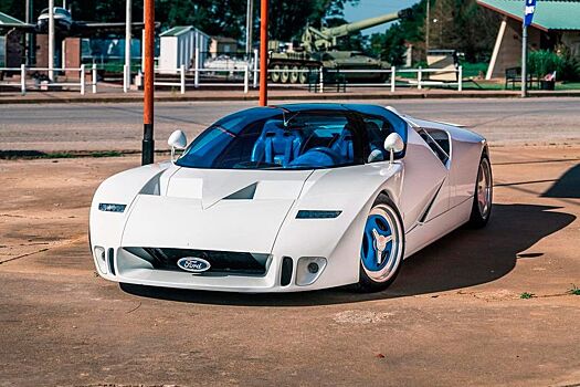 Уникальный концепт-кар Ford GT90 родом из 90-х впервые прокатился по городским дорогам