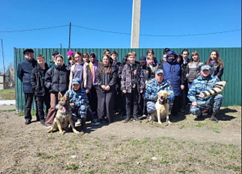 Полицейские-кинологи продемонстрировали школьникам возможности служебных собак