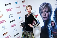 Сияющая и влюбленная: Полина Максимова в стильном образе и другие звезды на премьере «Бега»