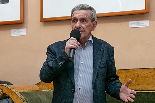 Актер Борис Смолкин представил в Санкт-Петербурге автобиографическую книгу