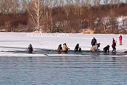 Россияне решили обойти очередь к знаменитому озеру и провалились под лед