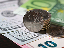 Доллар достиг минимумов весны 2023 года, опустившись ниже 76 рублей