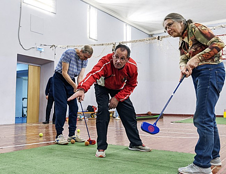 Клюшка, мяч и бочка. Участники «Московского долголетия» играют в гольф в формате SNAG